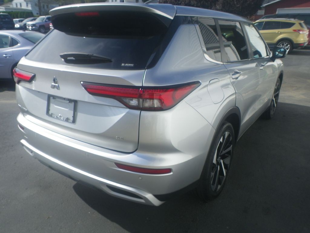 2022 Mitsubishi Outlander Image 6