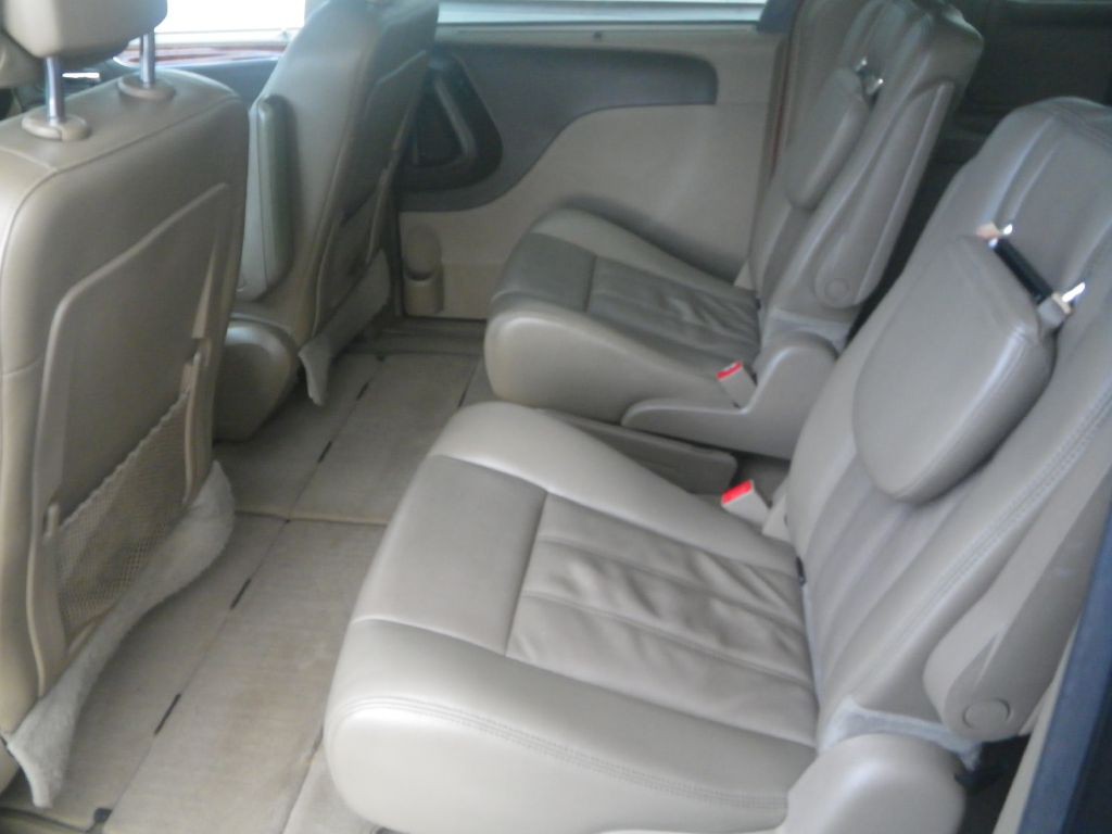 2014 Chrysler Town & Country Image 8
