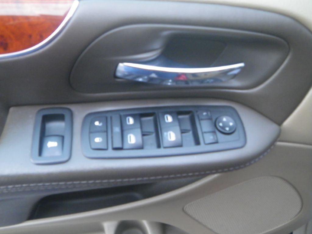 2014 Chrysler Town & Country Image 10