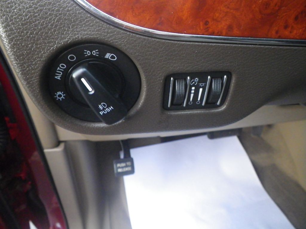 2014 Chrysler Town & Country Image 11