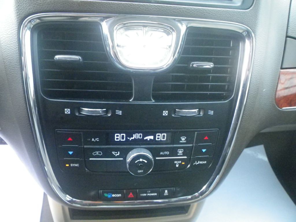 2014 Chrysler Town & Country Image 13