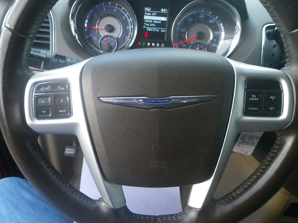 2014 Chrysler Town & Country Image 14