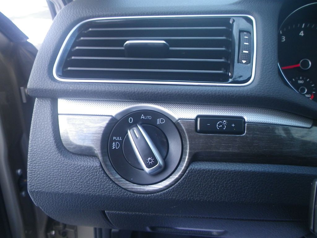 2016 Volkswagen Passat Image 12