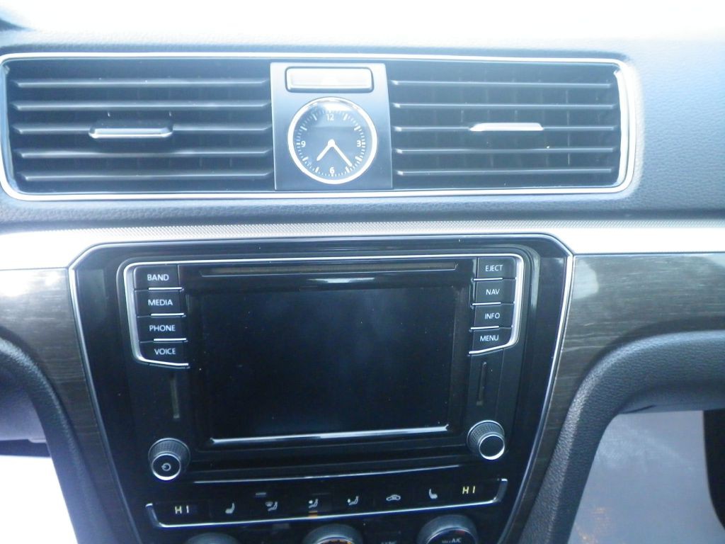 2016 Volkswagen Passat Image 14