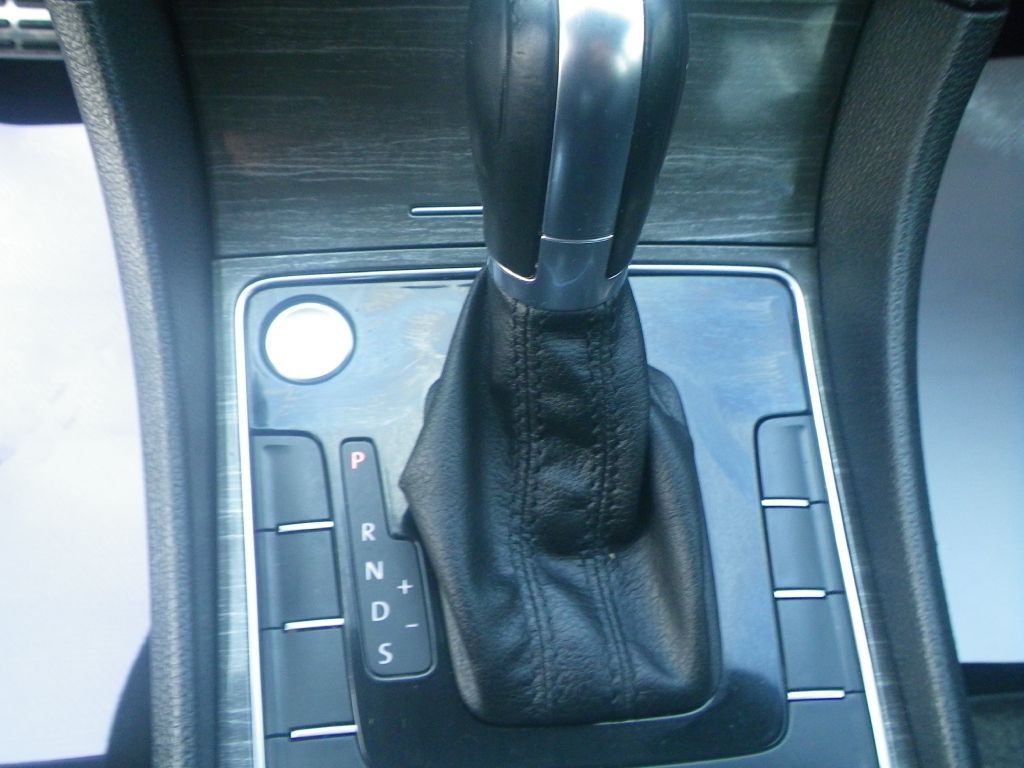 2016 Volkswagen Passat Image 16