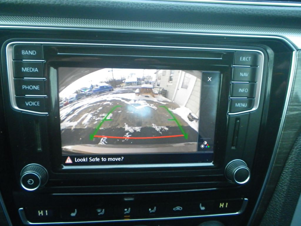 2016 Volkswagen Passat Image 18