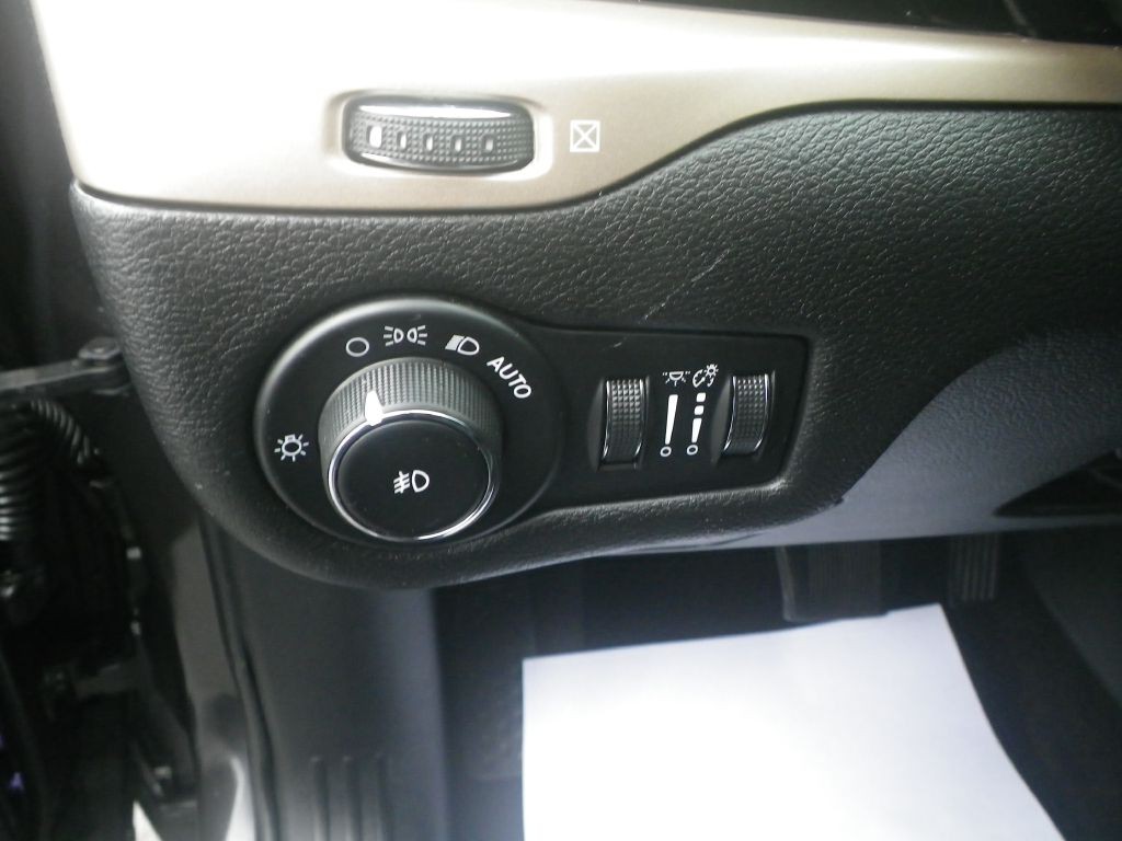 2017 Jeep Cherokee Image 11