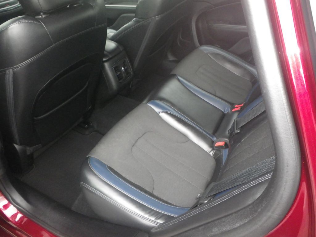 2015 Chrysler 200 Image 8