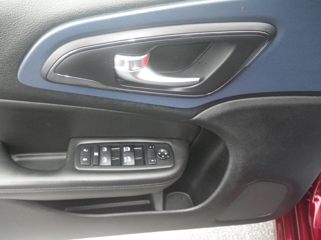 2015 Chrysler 200 Image 10