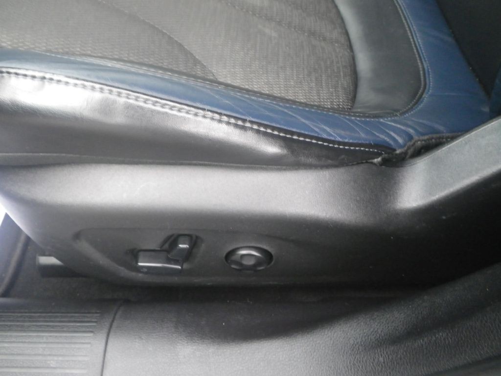 2015 Chrysler 200 Image 11