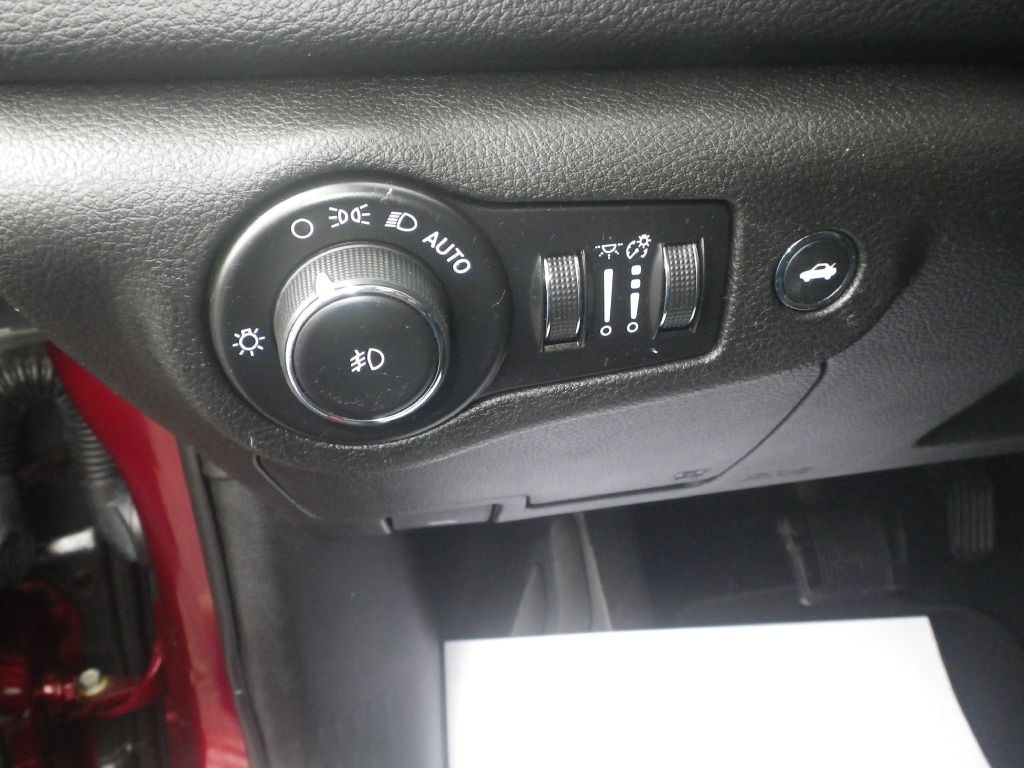 2015 Chrysler 200 Image 12