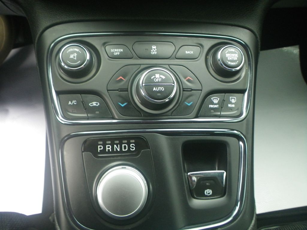 2015 Chrysler 200 Image 14