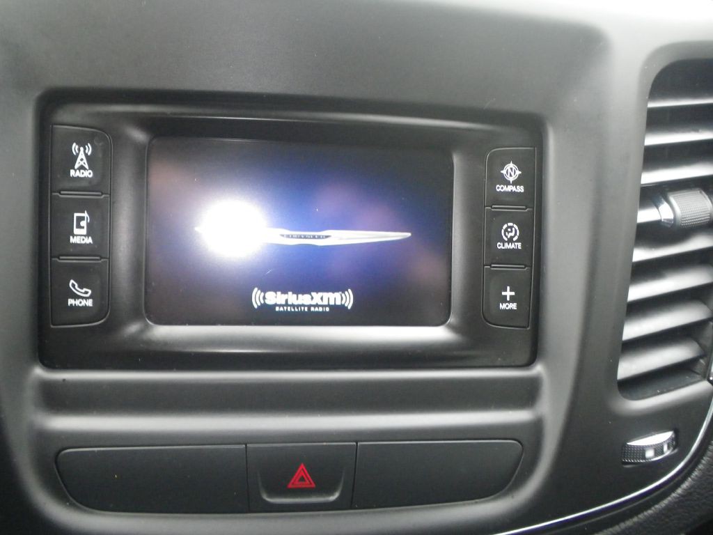 2015 Chrysler 200 Image 16