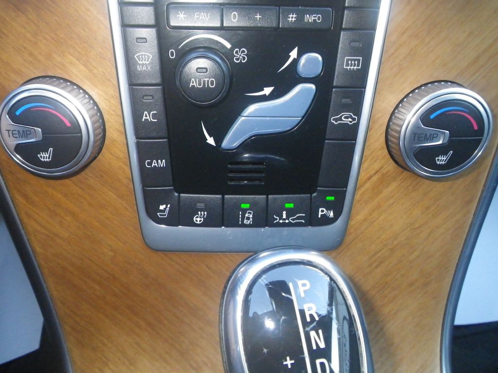 2015 Volvo XC60 Image 21