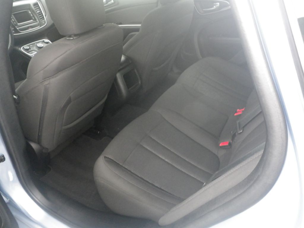 2015 Chrysler 200 Image 8