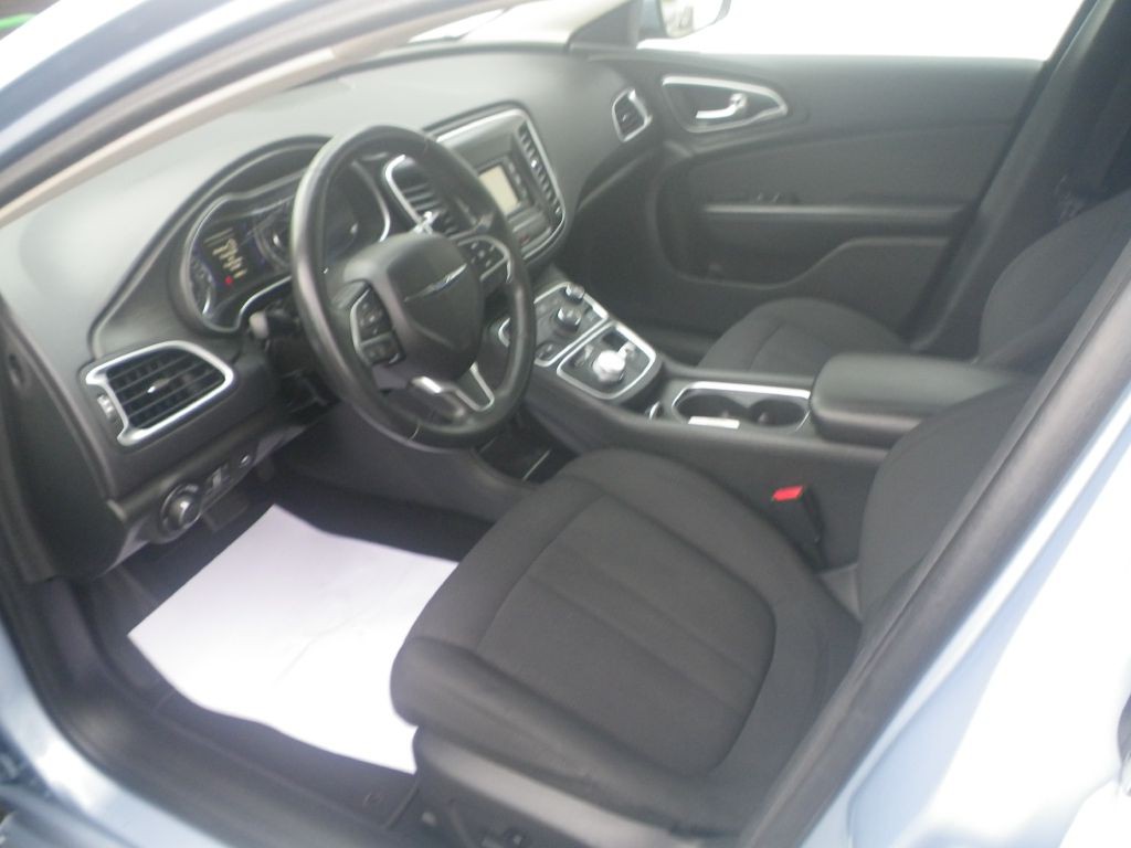 2015 Chrysler 200 Image 9