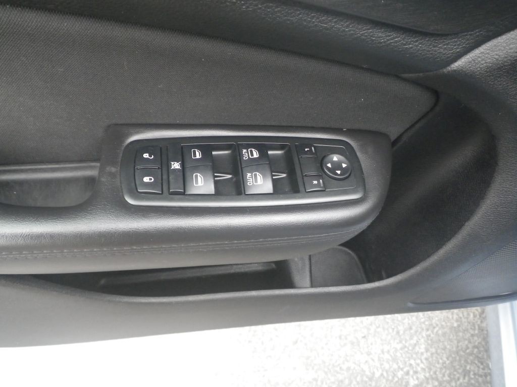 2015 Chrysler 200 Image 10