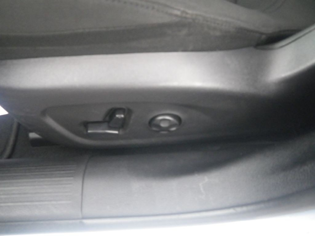 2015 Chrysler 200 Image 11