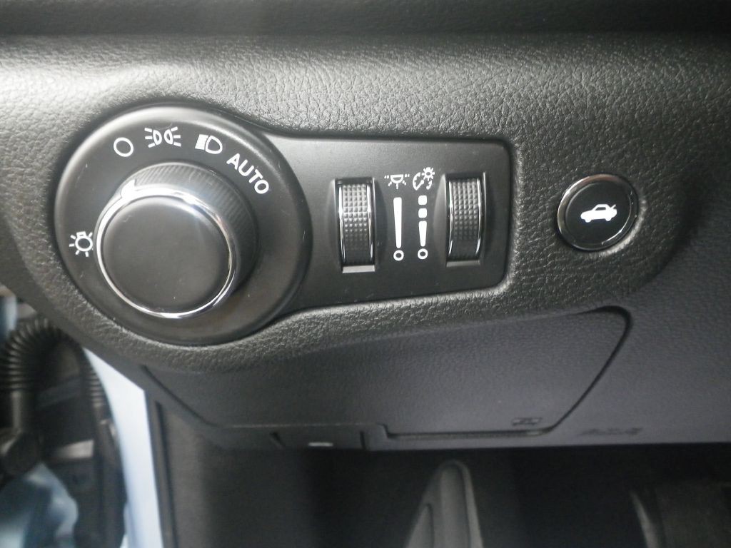 2015 Chrysler 200 Image 12