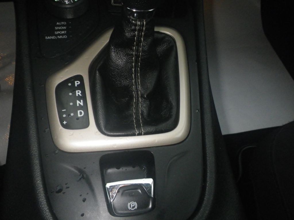 2016 Jeep Cherokee Image 16