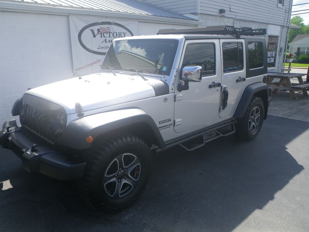 2010 Jeep Wrangler Unlimited Image 2