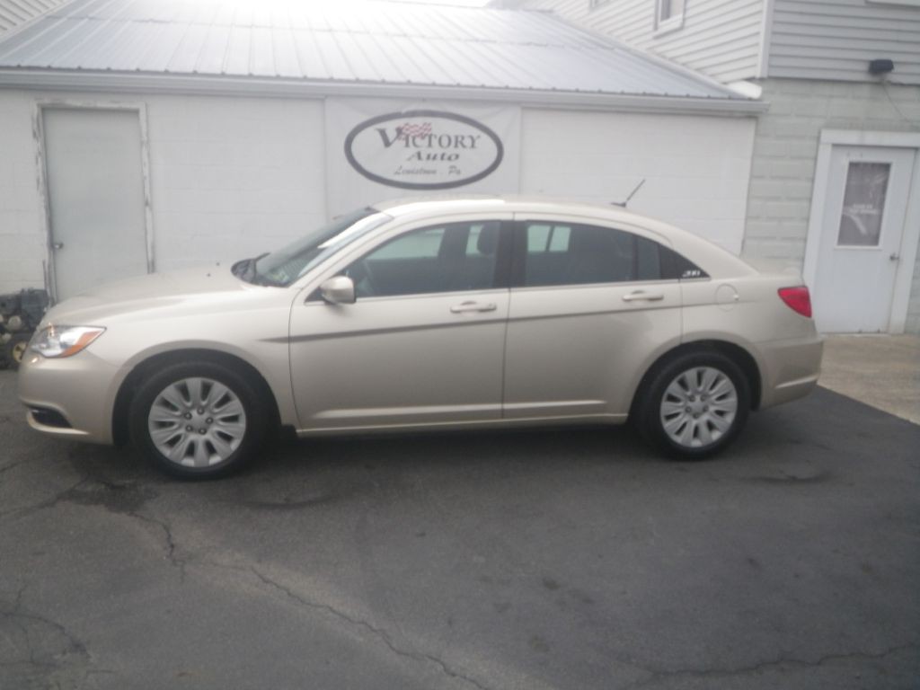 2013 Chrysler 200 Image 1