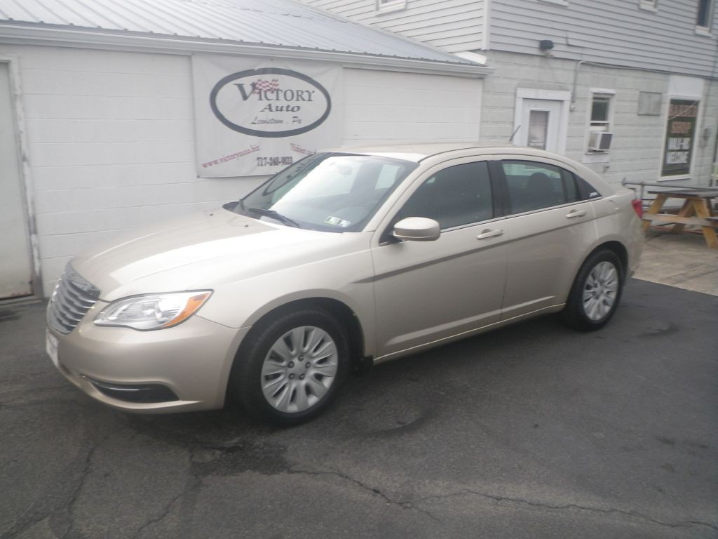 2013 Chrysler 200 Image 2