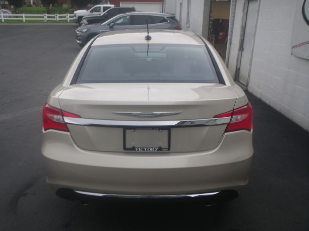 2013 Chrysler 200 Image 5