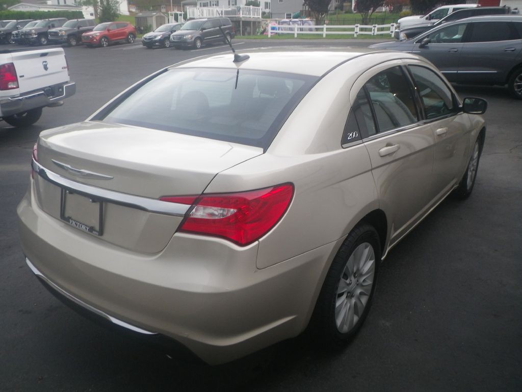 2013 Chrysler 200 Image 6