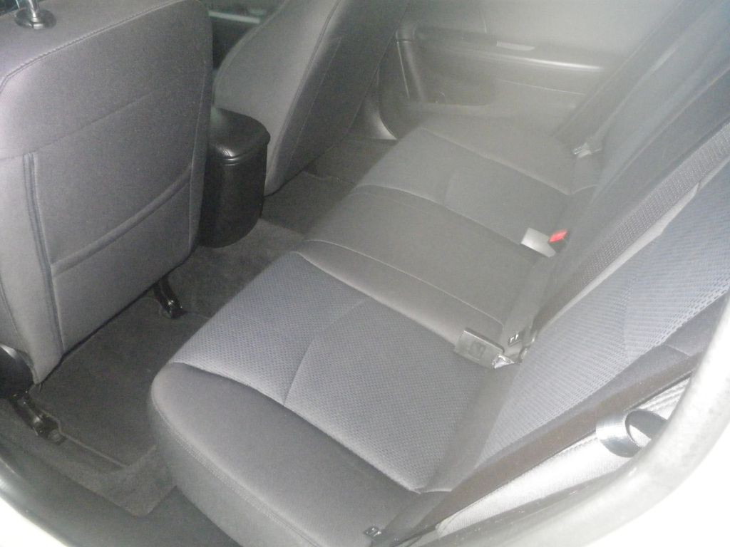 2013 Chrysler 200 Image 8
