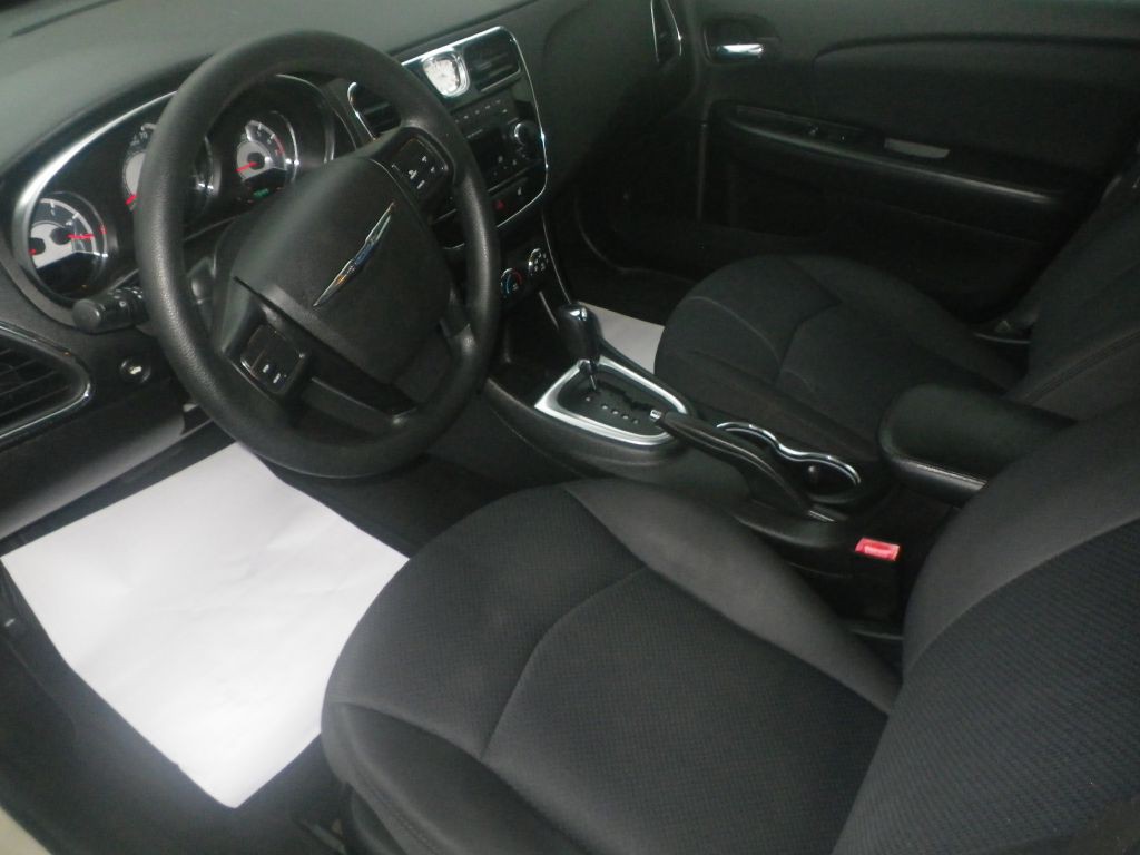 2013 Chrysler 200 Image 9