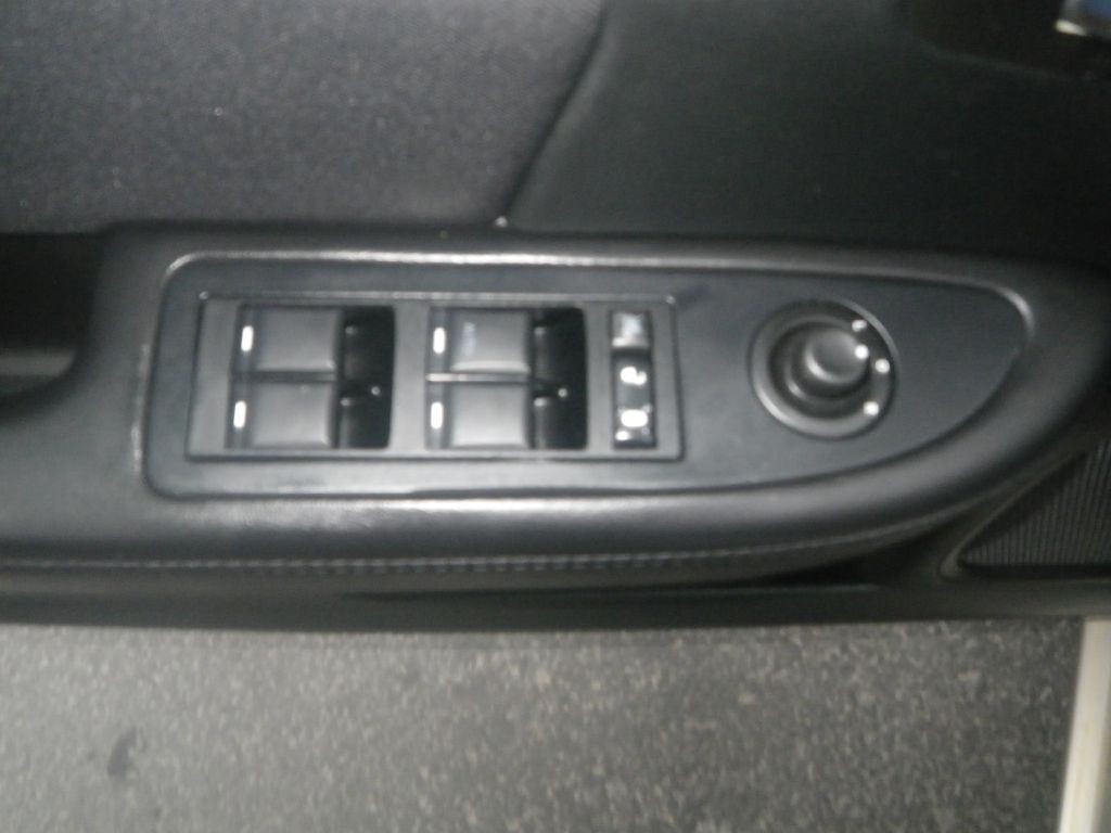 2013 Chrysler 200 Image 10