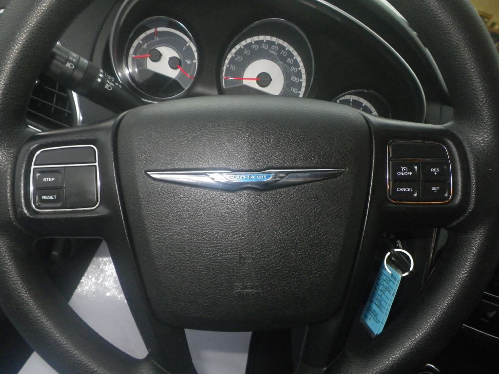 2013 Chrysler 200 Image 11
