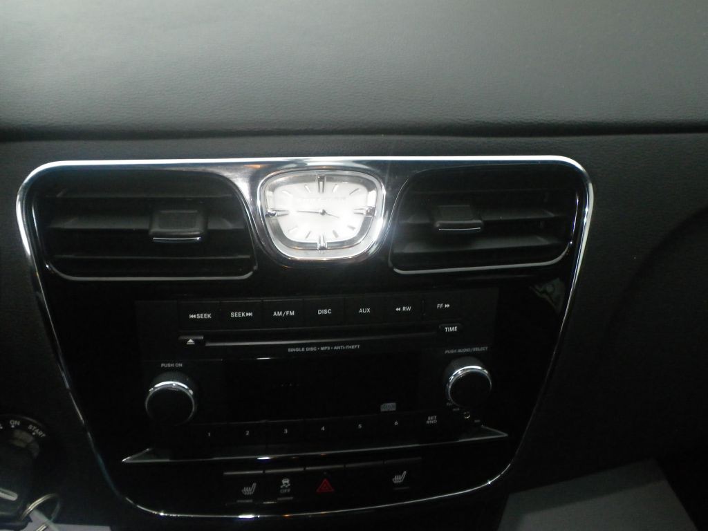 2013 Chrysler 200 Image 13