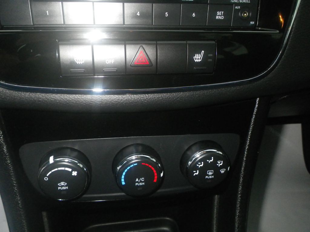 2013 Chrysler 200 Image 14