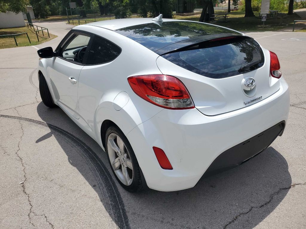 2015 Hyundai Veloster Image 4