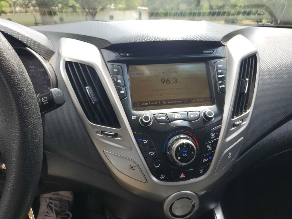 2015 Hyundai Veloster Image 27