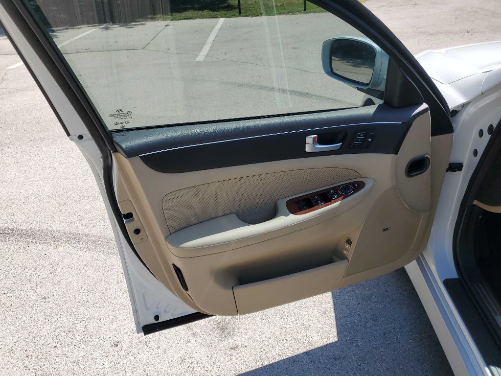 2013 Hyundai Genesis Image 15