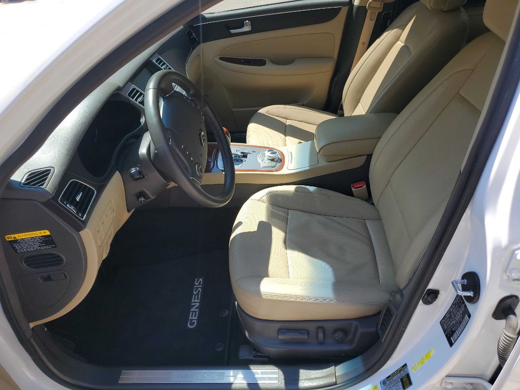 2013 Hyundai Genesis Image 17