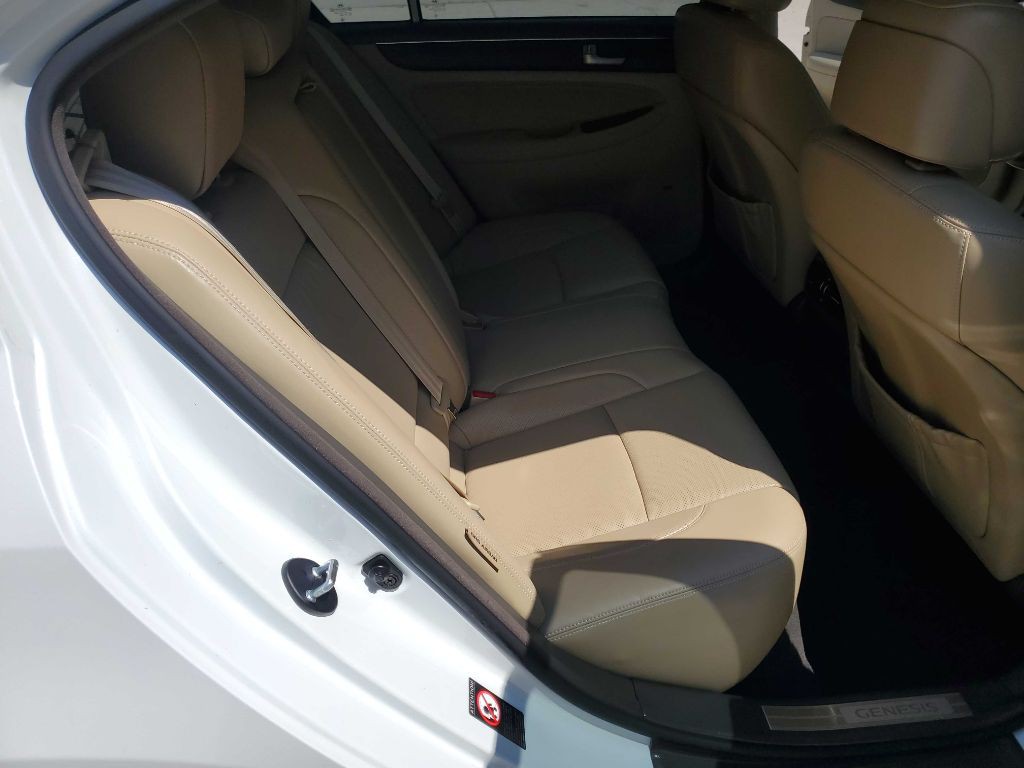 2013 Hyundai Genesis Image 26