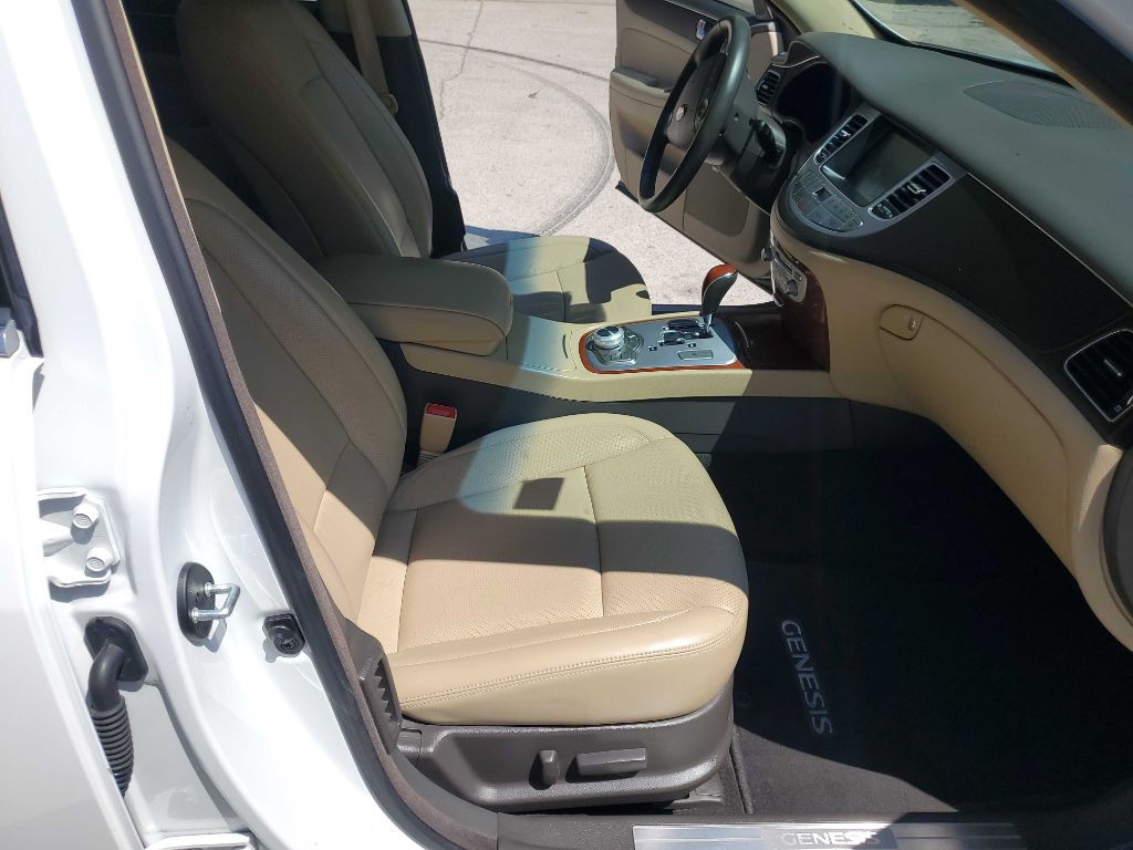 2013 Hyundai Genesis Image 28