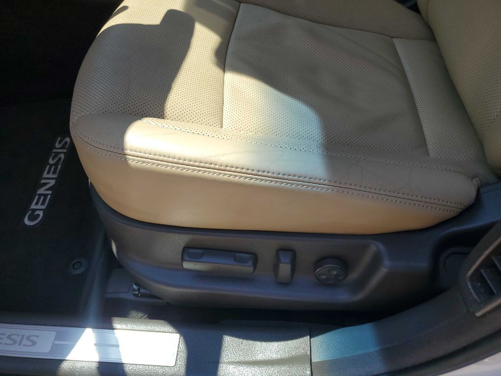 2013 Hyundai Genesis Image 30