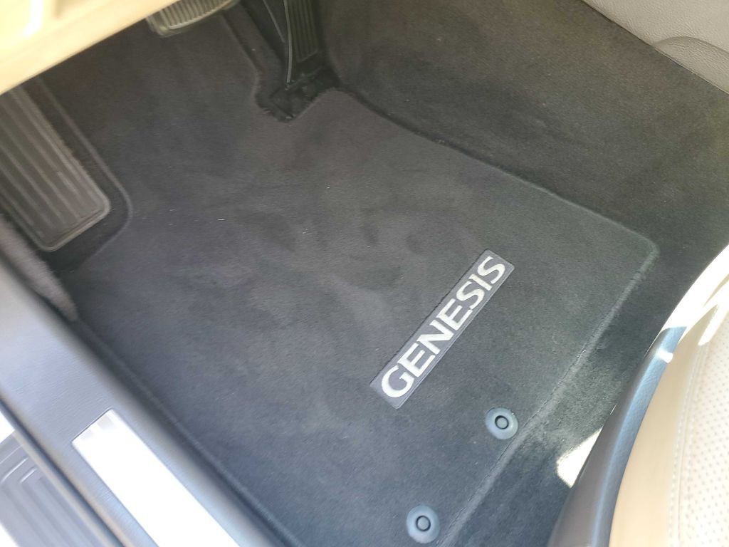 2013 Hyundai Genesis Image 31