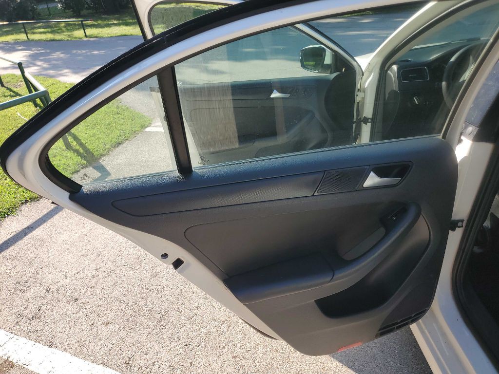 2012 Volkswagen Jetta Image 17