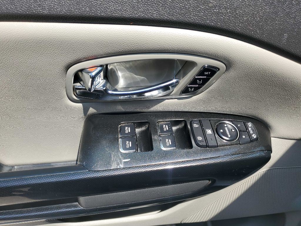 2016 Kia Sedona Image 17