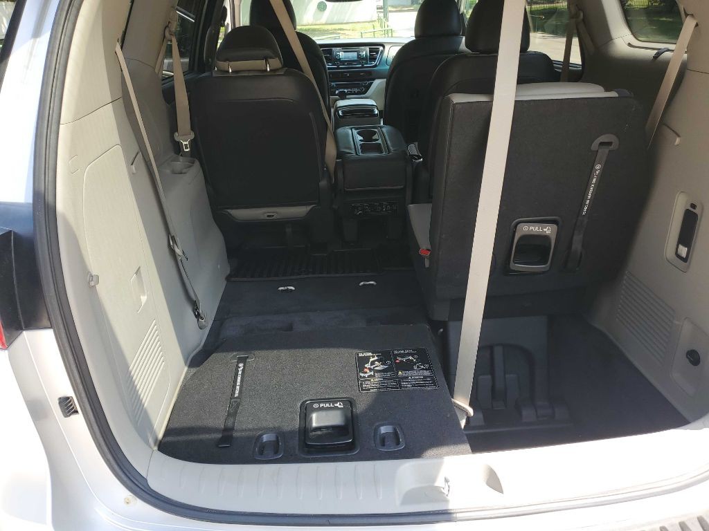 2016 Kia Sedona Image 24
