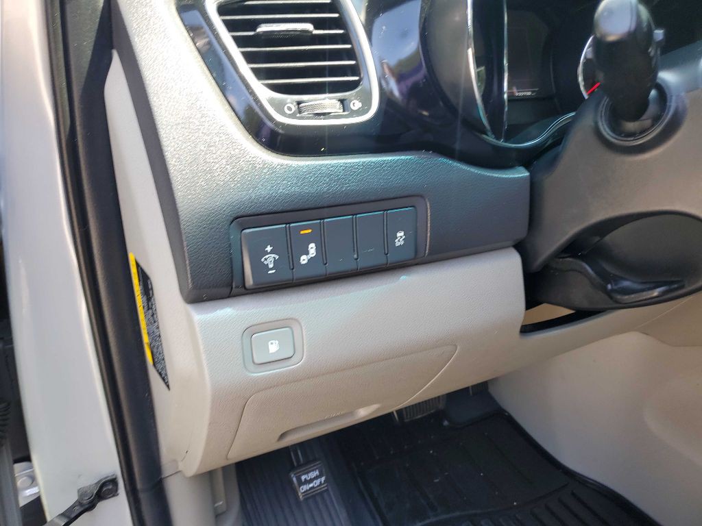 2016 Kia Sedona Image 30