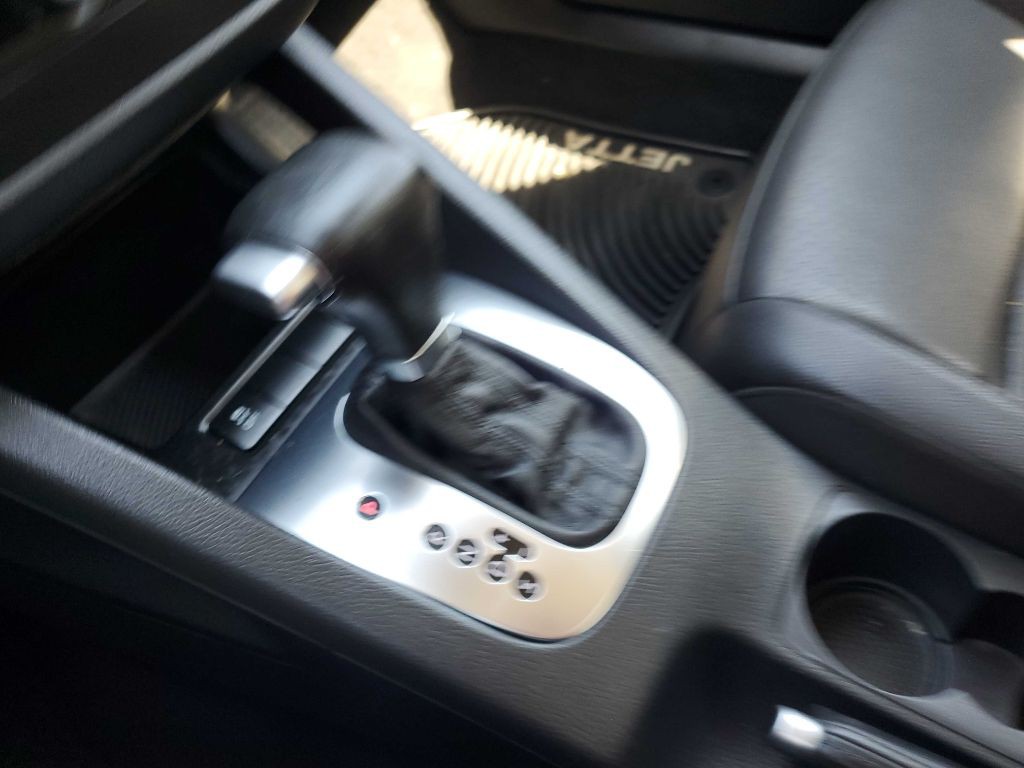 2010 Volkswagen Jetta Image 32