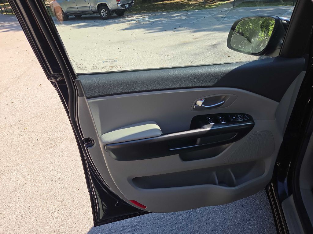 2017 Kia Sedona Image 13