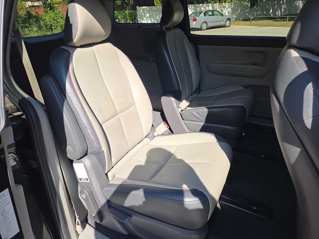 2017 Kia Sedona Image 20